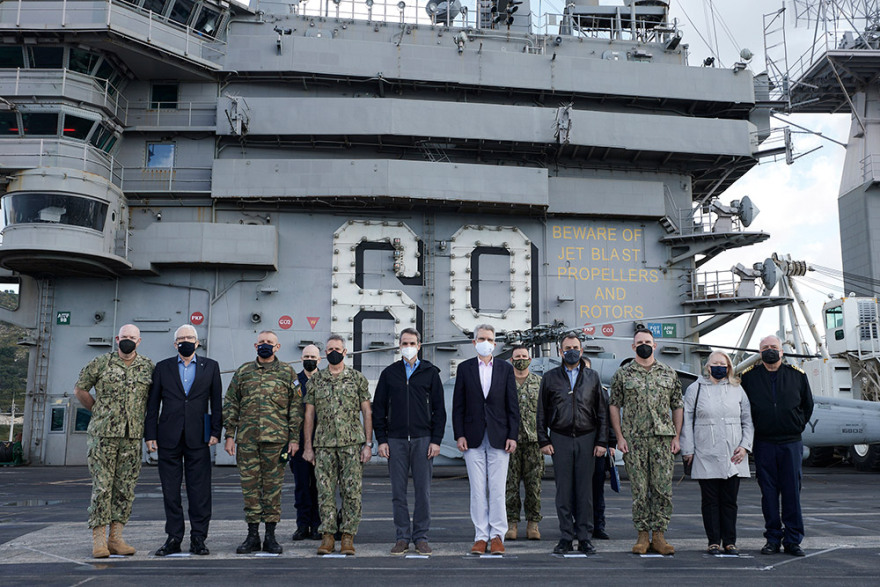 Στο αεροπλανοφόρο Eisenhower ο Μητσοτάκης - Δείτε βίντεο και φωτογραφίες