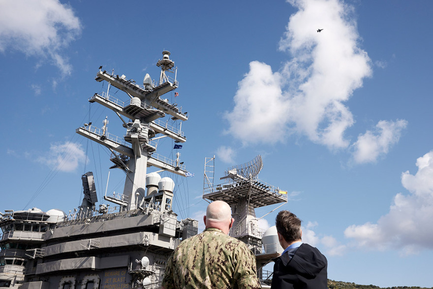 Στο αεροπλανοφόρο Eisenhower ο Μητσοτάκης - Δείτε βίντεο και φωτογραφίες