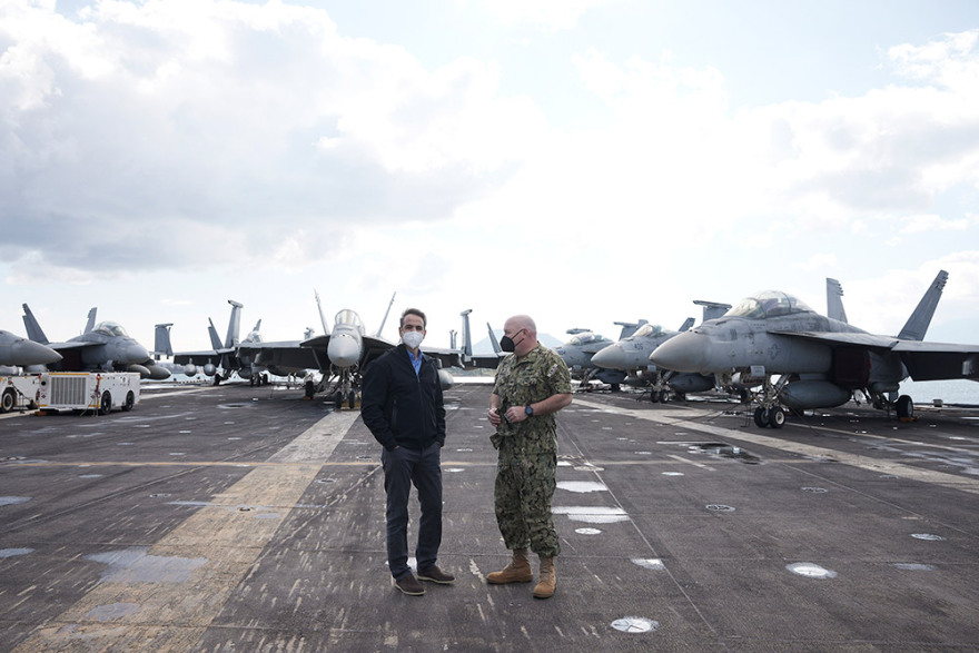 Στο αεροπλανοφόρο Eisenhower ο Μητσοτάκης - Δείτε βίντεο και φωτογραφίες