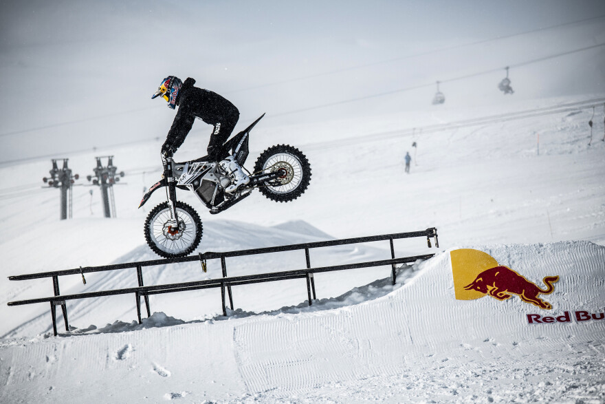 Ο Ελβετός freestyler, Mat Rebeaud, εντυπωσιάζει με το ηλεκτρικό Motocross του 