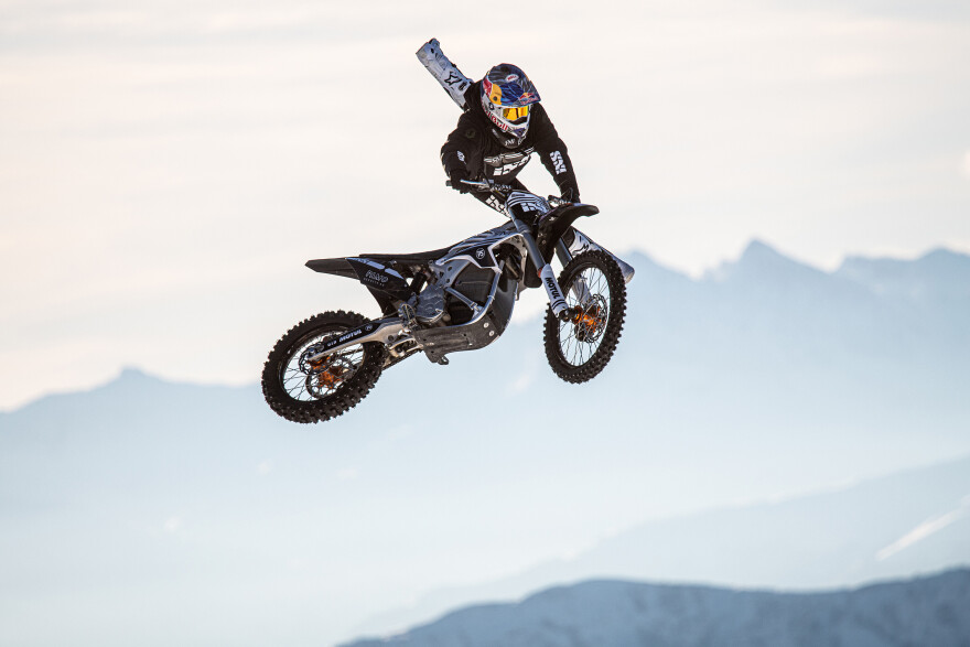 Ο Ελβετός freestyler, Mat Rebeaud, εντυπωσιάζει με το ηλεκτρικό Motocross του 