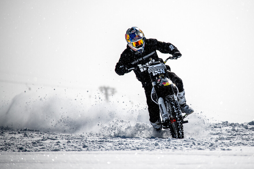 Ο Ελβετός freestyler, Mat Rebeaud, εντυπωσιάζει με το ηλεκτρικό Motocross του 