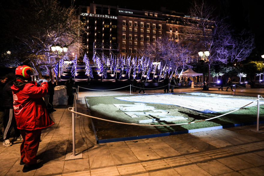 Στα γαλανόλευκα η Αθήνα για την 25η Μαρτίου: Τι θα δούμε στην παρέλαση - «Δρακόντεια» μέτρα ασφαλείας