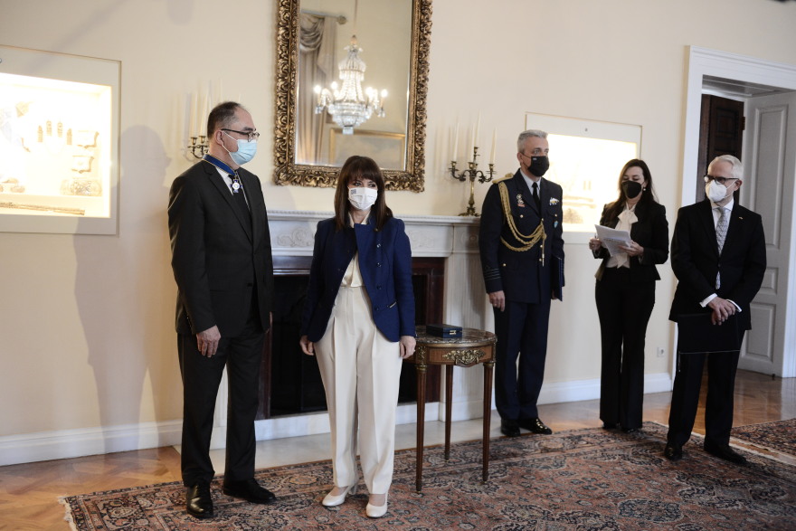 Σακελλαροπούλου: Παρασημοφόρησε τον πρόεδρο του Μουσείου του Λούβρου