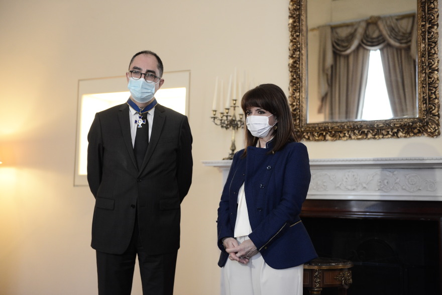 Σακελλαροπούλου: Παρασημοφόρησε τον πρόεδρο του Μουσείου του Λούβρου