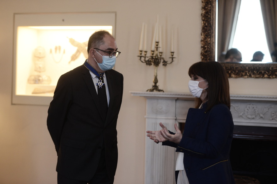 Σακελλαροπούλου: Παρασημοφόρησε τον πρόεδρο του Μουσείου του Λούβρου