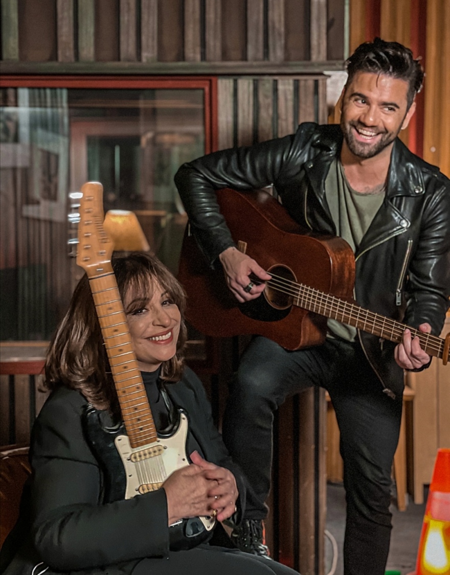 Χάρις Αλεξίου: Συνεργάζεται με τους ONIRAMA και «Ξημερώνει»… στου κόσμου όλου τις καρδιές