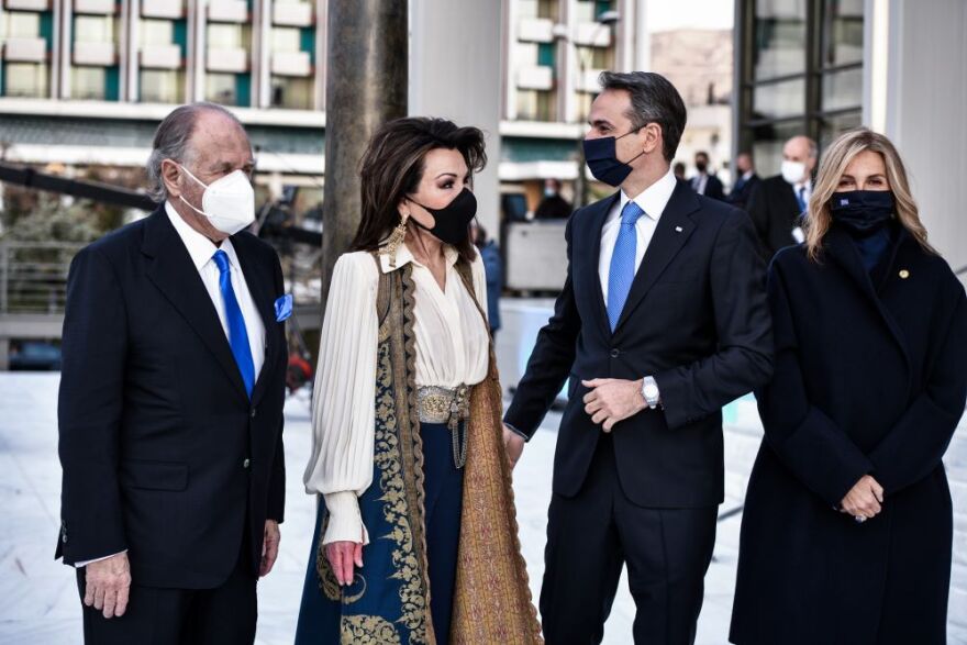 Γιάννα Αγγελοπούλου: Στην Εθνική Πινακοθήκη με παραδοσιακό αμάνικο σεγκούνι