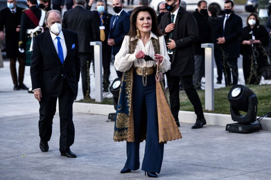 Γιάννα Αγγελοπούλου: Στην Εθνική Πινακοθήκη με παραδοσιακό αμάνικο σεγκούνι