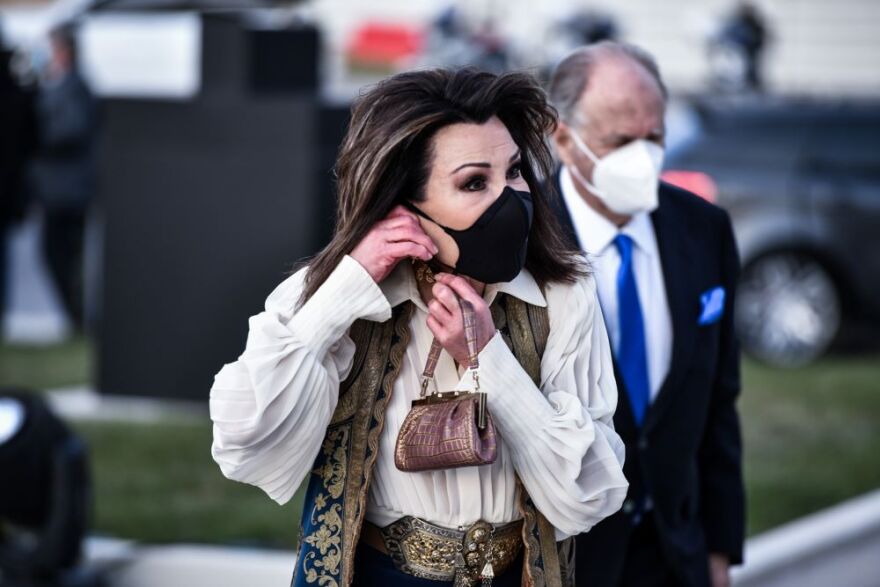 Γιάννα Αγγελοπούλου: Στην Εθνική Πινακοθήκη με παραδοσιακό αμάνικο σεγκούνι