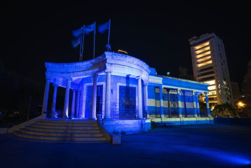 Κύπρος: Με τα χρώματα της ελληνικής σημαίας φωταγωγήθηκε το κέντρο της Λευκωσίας - Δείτε τις φωτογραφίες