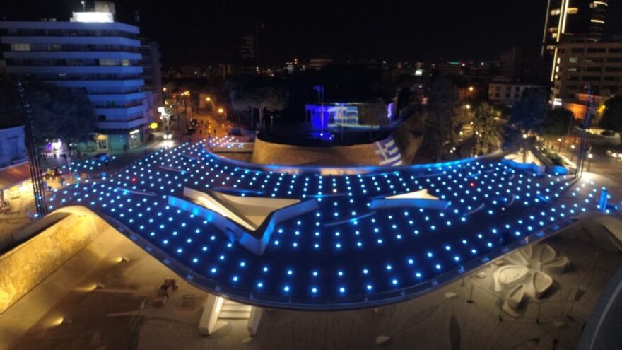 Κύπρος: Με τα χρώματα της ελληνικής σημαίας φωταγωγήθηκε το κέντρο της Λευκωσίας - Δείτε τις φωτογραφίες