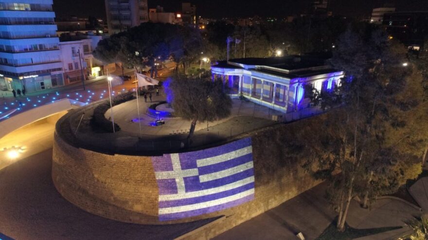 Κύπρος: Με τα χρώματα της ελληνικής σημαίας φωταγωγήθηκε το κέντρο της Λευκωσίας - Δείτε τις φωτογραφίες