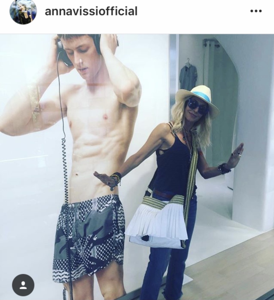 Η Άννα Βίσση με τσάντα φουστανέλα