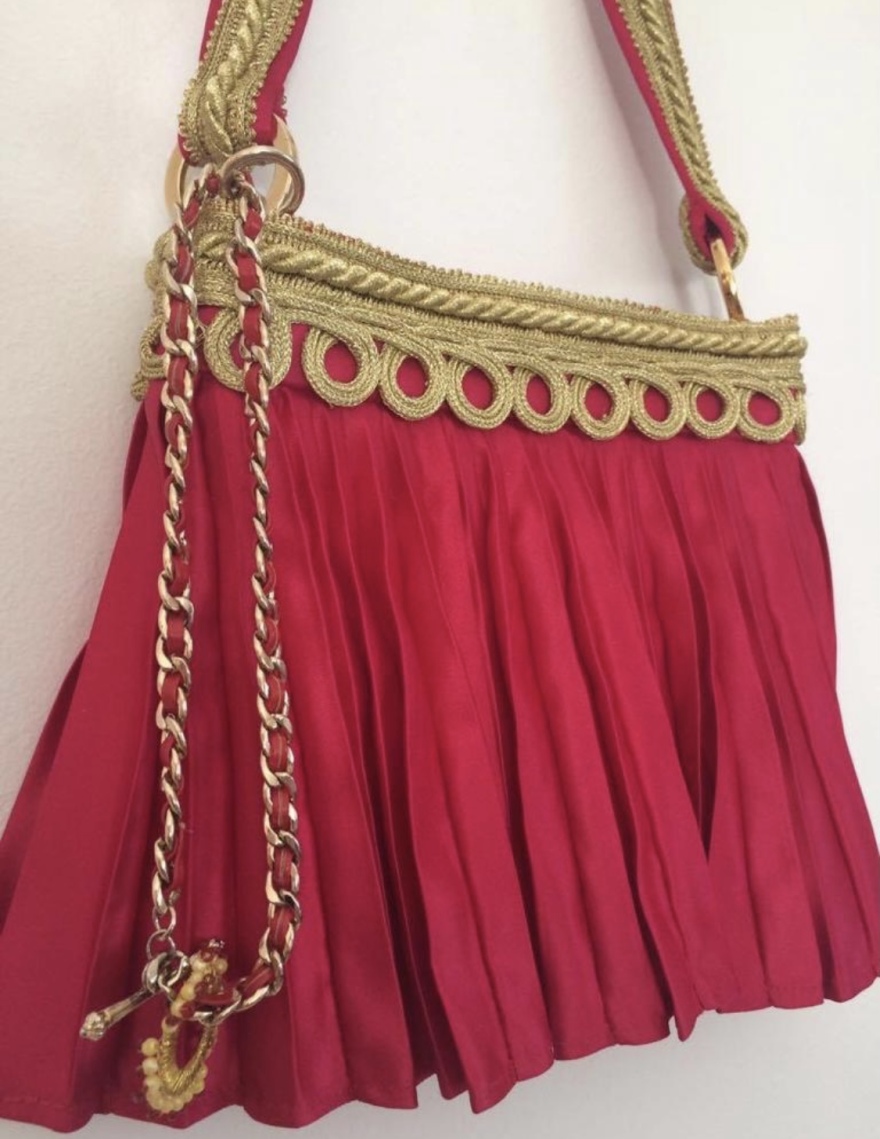 Η Άννα Βίσση με τσάντα φουστανέλα