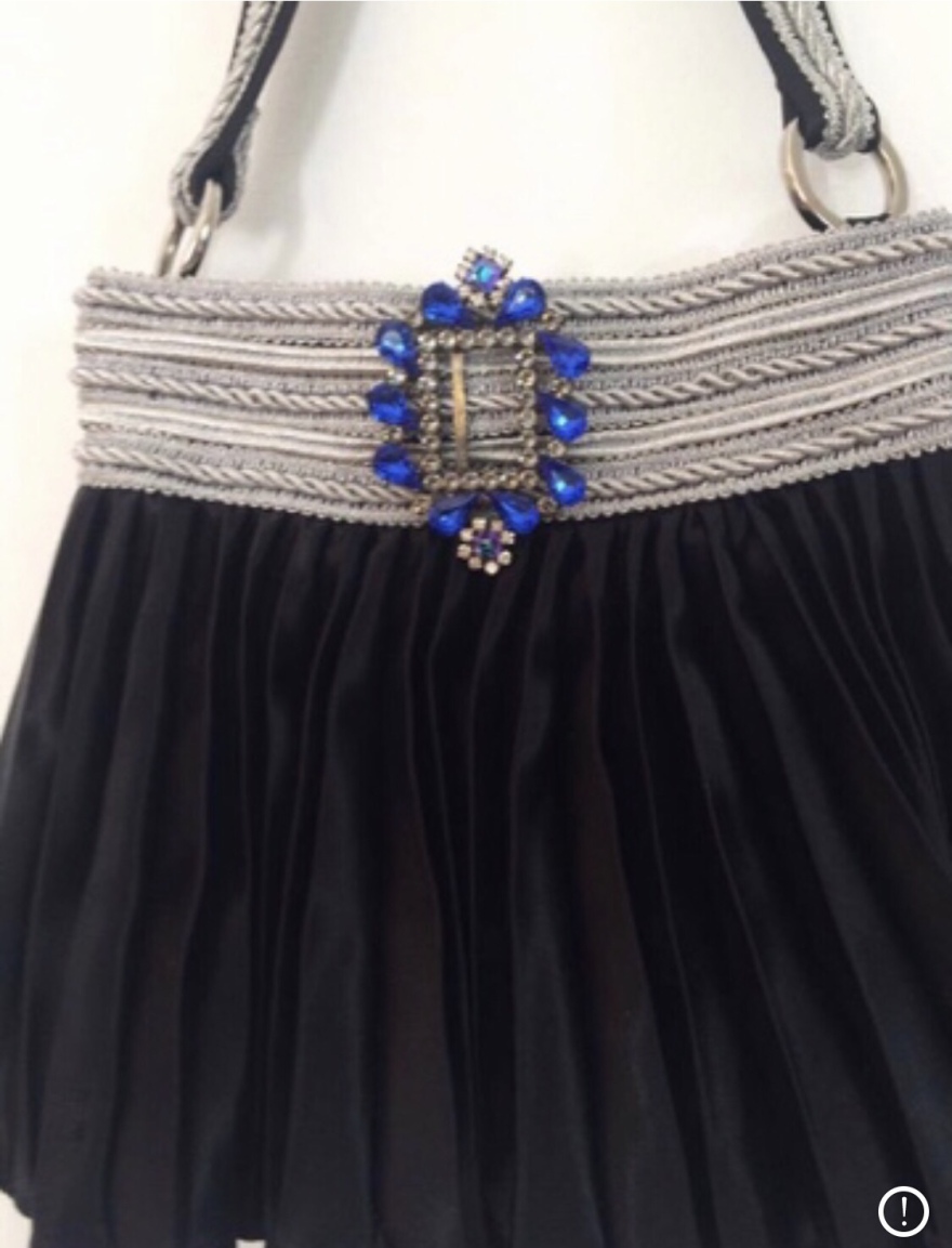 Η Άννα Βίσση με τσάντα φουστανέλα