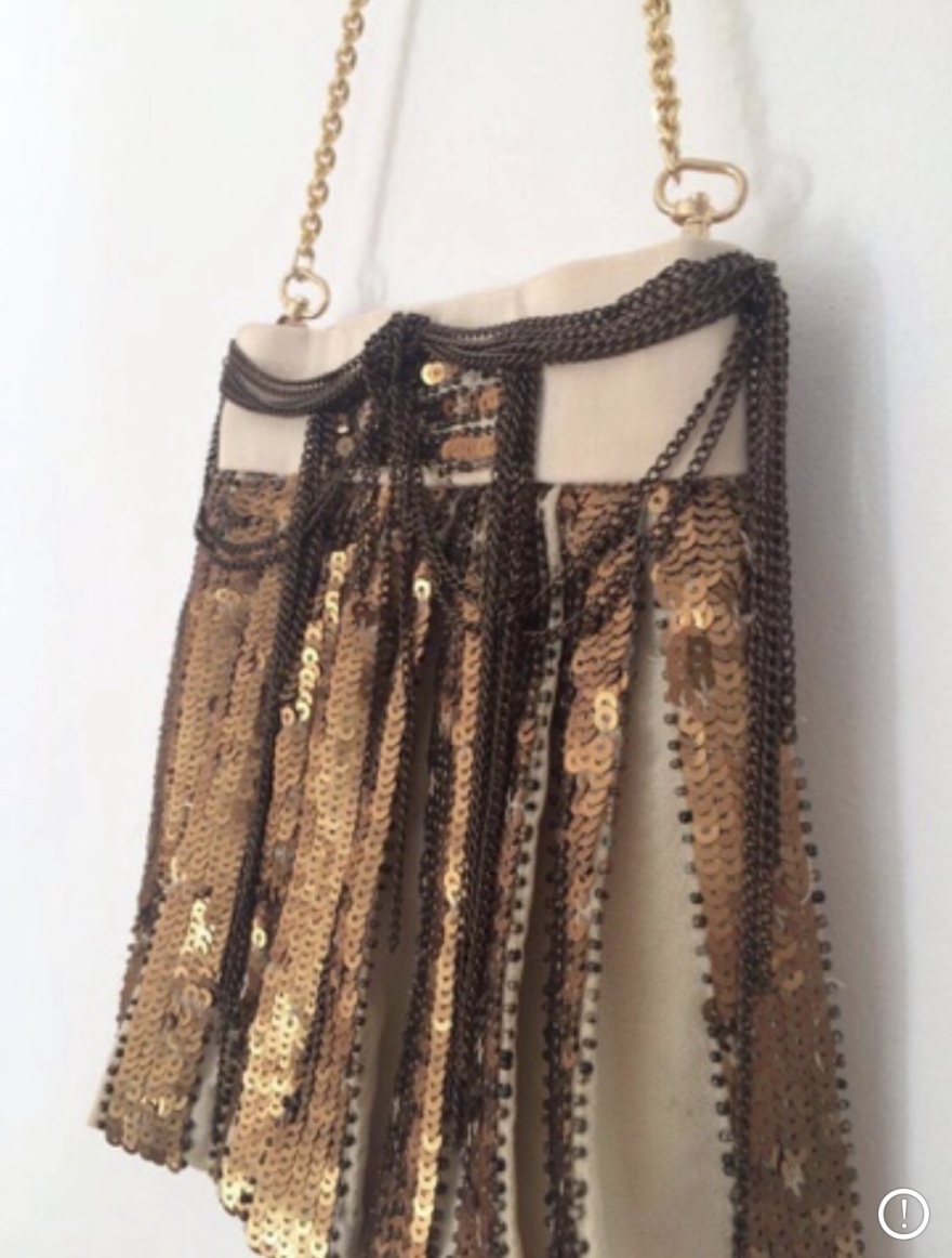 Η Άννα Βίσση με τσάντα φουστανέλα