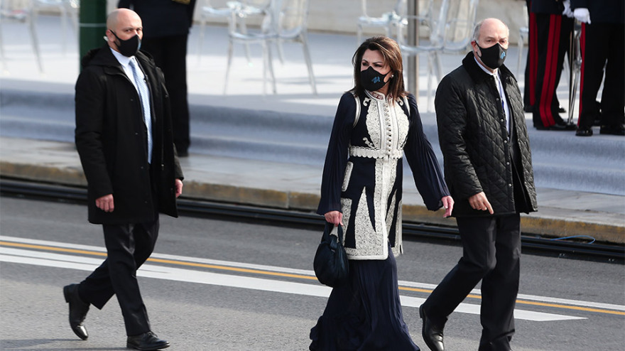  25 Μαρτίου: Οι εμφανίσεις της Γιάννας Αγγελοπούλου που έκλεψαν την παράσταση - Ποιοι έραψαν τα ρούχα της 