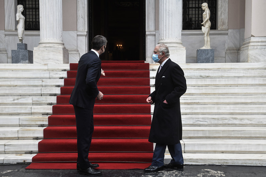 Συνάντηση Μητσοτάκη – Καρόλου: Τι είπαν για τις διμερείς σχέσεις και τη... διακόσμηση στο Μαξίμου