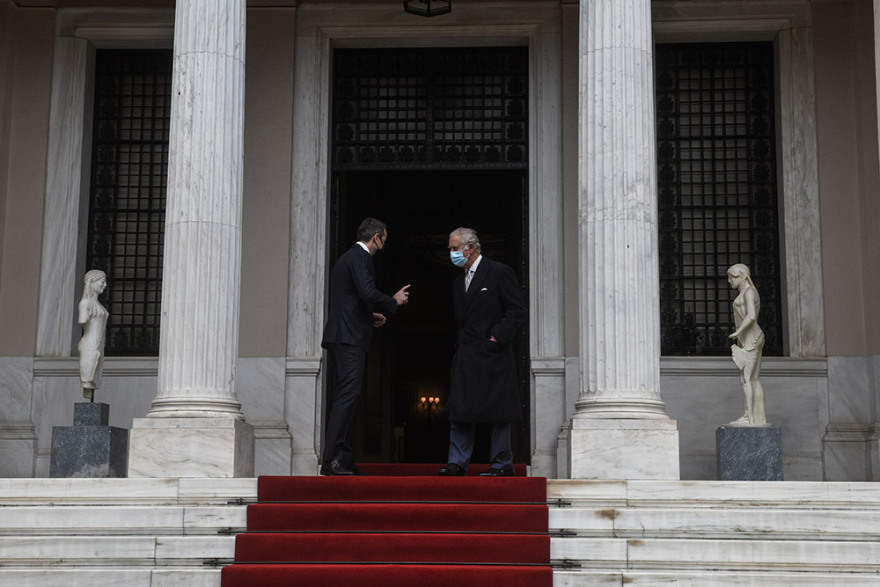 Συνάντηση Μητσοτάκη – Καρόλου: Τι είπαν για τις διμερείς σχέσεις και τη... διακόσμηση στο Μαξίμου