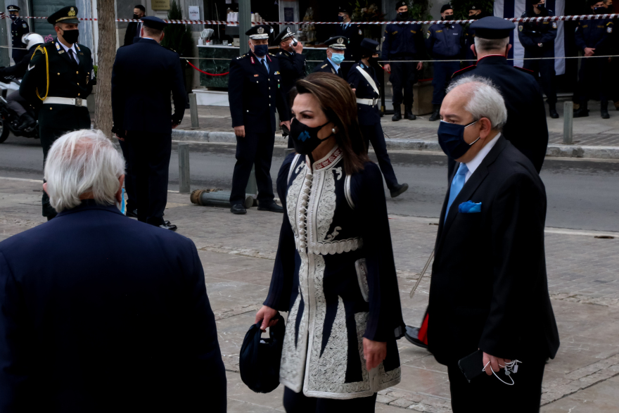 H Γιάννα Αγγελοπούλου με ντουλαμά του 19ου αιώνα