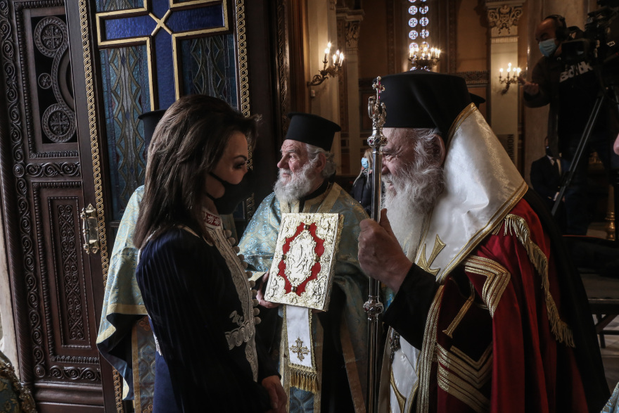 H Γιάννα Αγγελοπούλου με ντουλαμά του 19ου αιώνα