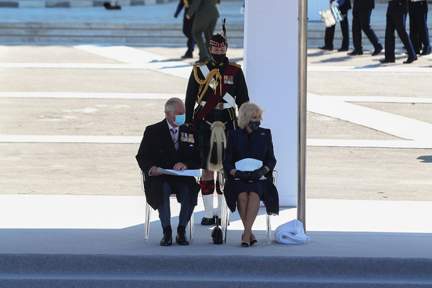 200 χρόνια από την Ελληνική Επανάσταση: Σκεπάστηκε με την κουβέρτα για να παρακολουθήσει την παρέλαση η Καμίλα