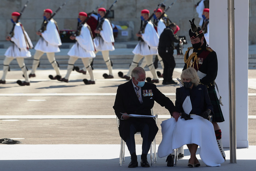 200 χρόνια από την Ελληνική Επανάσταση: Σκεπάστηκε με την κουβέρτα για να παρακολουθήσει την παρέλαση η Καμίλα