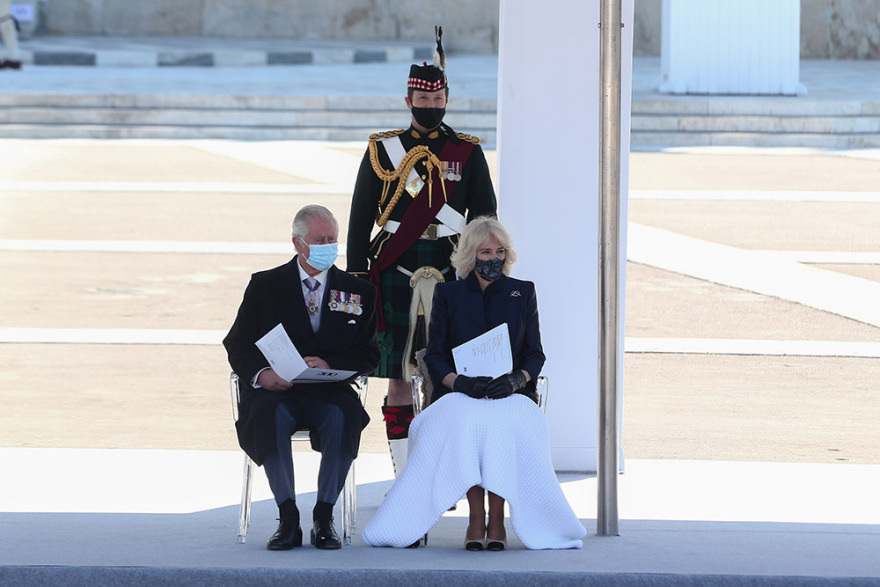 200 χρόνια από την Ελληνική Επανάσταση: Σκεπάστηκε με την κουβέρτα για να παρακολουθήσει την παρέλαση η Καμίλα
