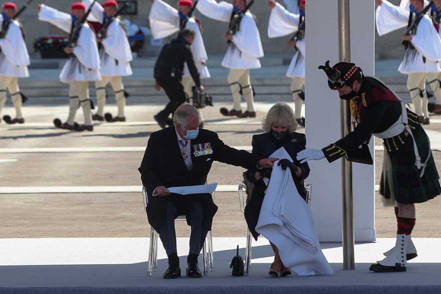 200 χρόνια από την Ελληνική Επανάσταση: Σκεπάστηκε με την κουβέρτα για να παρακολουθήσει την παρέλαση η Καμίλα