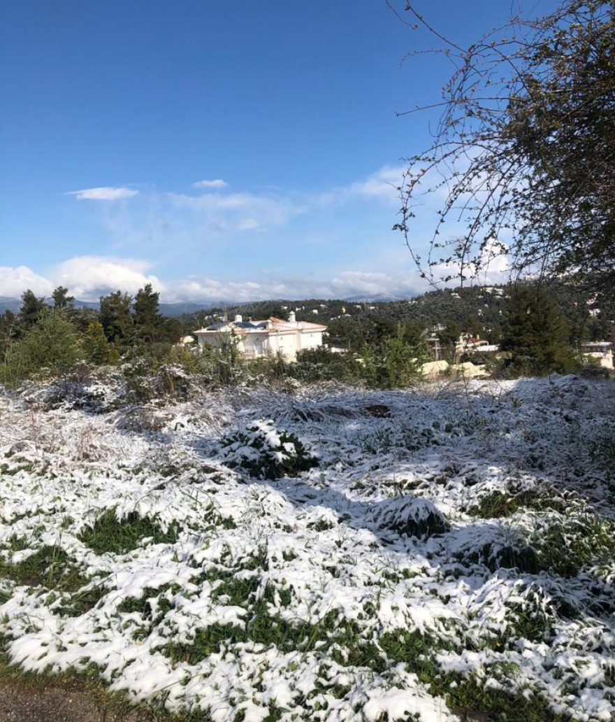 Καιρός: Χιόνι στα βόρεια προάστια της Αθήνας μετά την παρέλαση