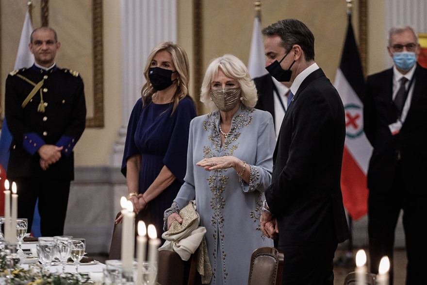 Καμίλα, δούκισσα της Κορνουάλης: Επέλεξε να ντυθεί στα χρώματα της ελληνικής σημαίας