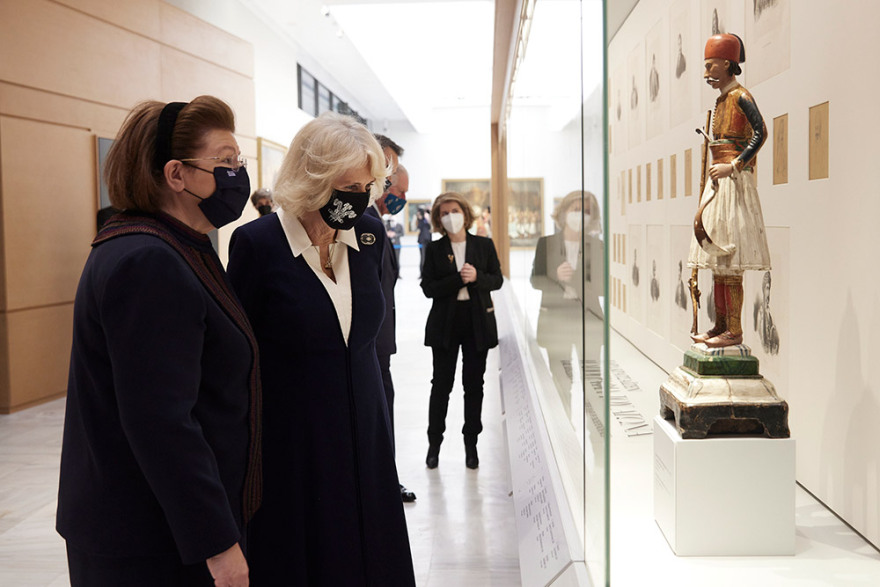 Καμίλα, δούκισσα της Κορνουάλης: Επέλεξε να ντυθεί στα χρώματα της ελληνικής σημαίας