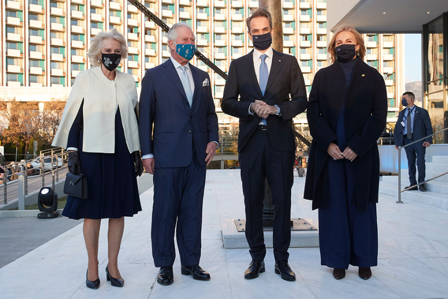 Καμίλα, δούκισσα της Κορνουάλης: Επέλεξε να ντυθεί στα χρώματα της ελληνικής σημαίας