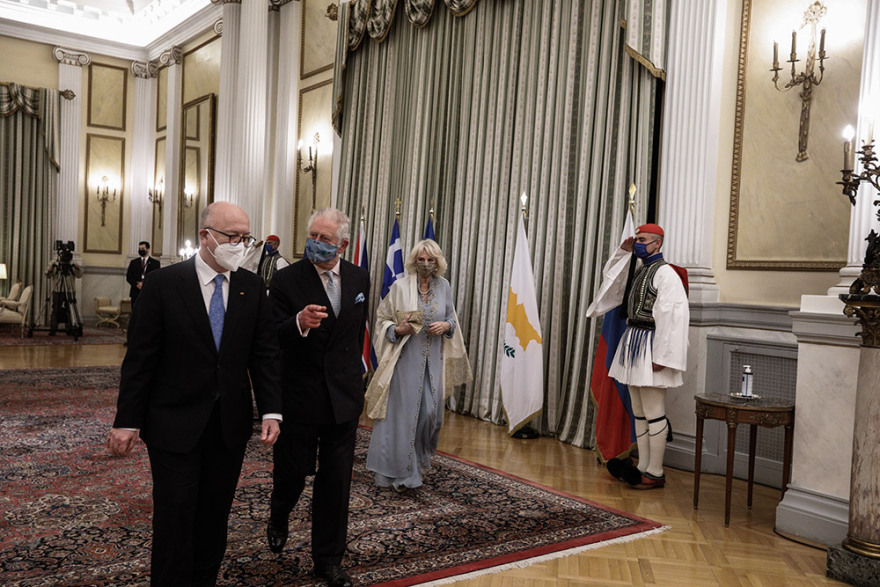 Καμίλα, δούκισσα της Κορνουάλης: Επέλεξε να ντυθεί στα χρώματα της ελληνικής σημαίας