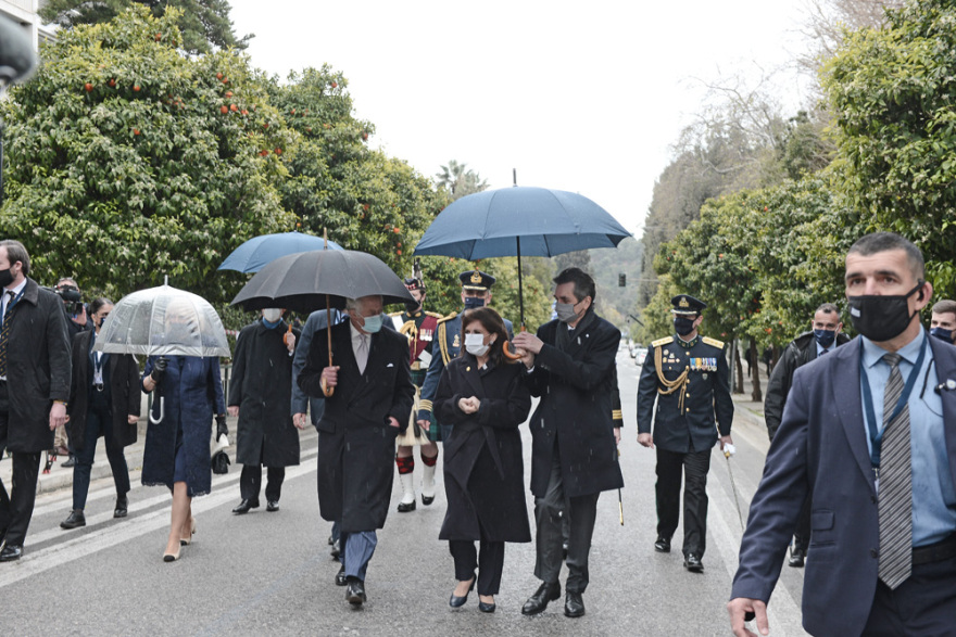 Επιθεώρηση της Προεδρικής Φρουράς από Σακελλαροπούλου και πρίγκιπα Κάρολο