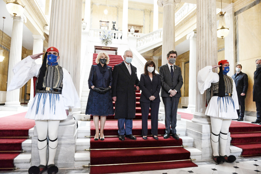 Επιθεώρηση της Προεδρικής Φρουράς από Σακελλαροπούλου και πρίγκιπα Κάρολο