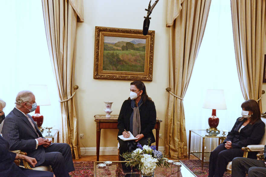 Επιθεώρηση της Προεδρικής Φρουράς από Σακελλαροπούλου και πρίγκιπα Κάρολο