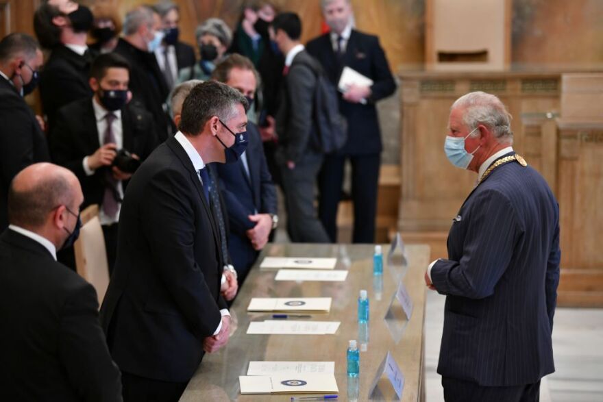 Στον πρίγκιπα Κάρολο το Χρυσό  Μετάλλιο Αξίας της Πόλεως των Αθηνών