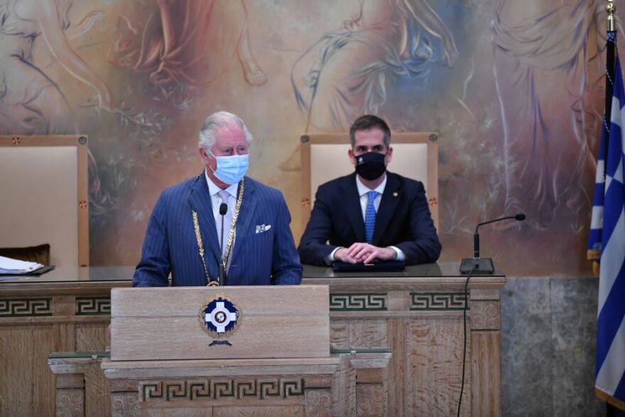 Στον πρίγκιπα Κάρολο το Χρυσό  Μετάλλιο Αξίας της Πόλεως των Αθηνών