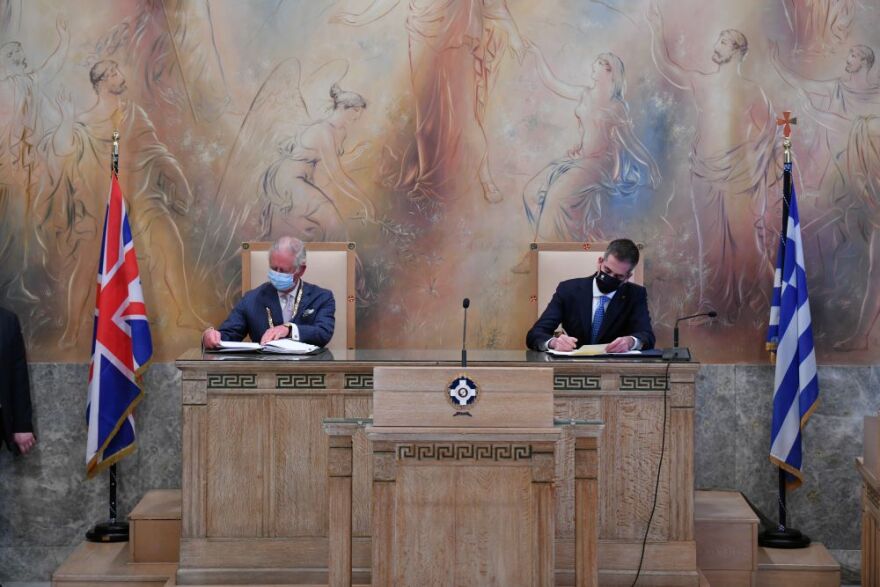 Στον πρίγκιπα Κάρολο το Χρυσό  Μετάλλιο Αξίας της Πόλεως των Αθηνών