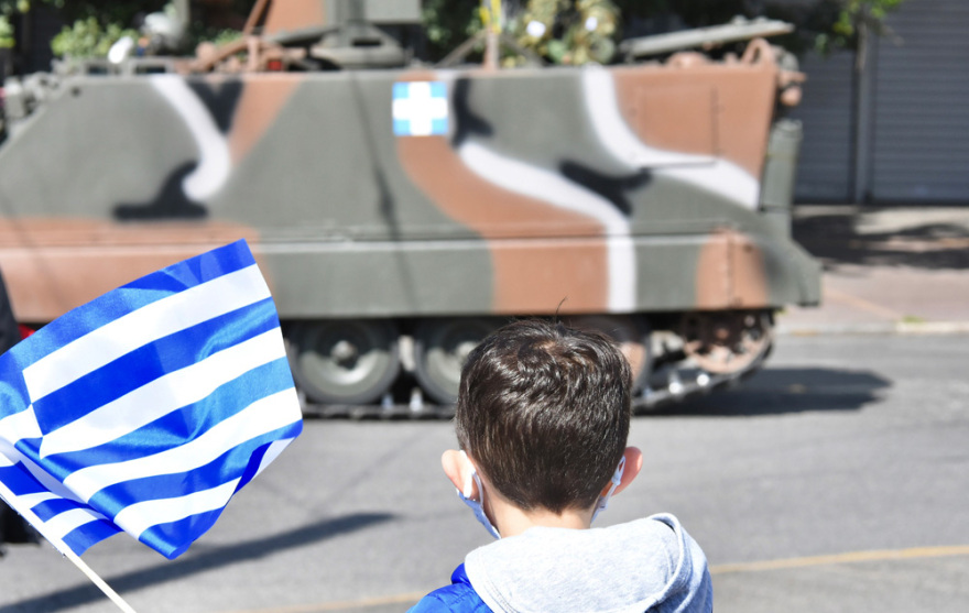 200 χρόνια από την Ελληνική Επανάσταση: Πολίτες συγκεντρώθηκαν στο κέντρο της Αθήνας για να δουν την παρέλαση 