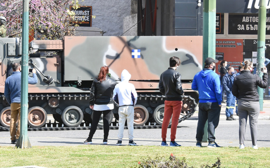 200 χρόνια από την Ελληνική Επανάσταση: Πολίτες συγκεντρώθηκαν στο κέντρο της Αθήνας για να δουν την παρέλαση 