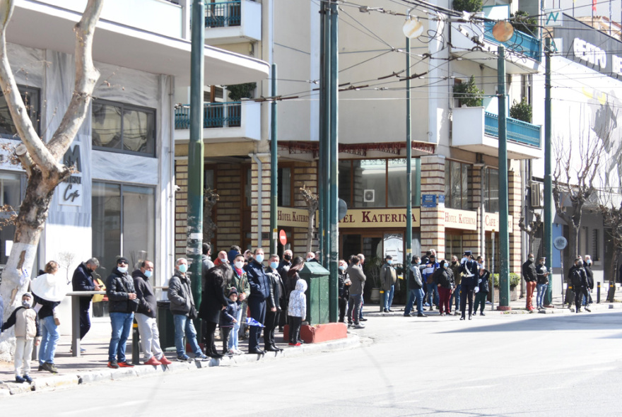 200 χρόνια από την Ελληνική Επανάσταση: Πολίτες συγκεντρώθηκαν στο κέντρο της Αθήνας για να δουν την παρέλαση 