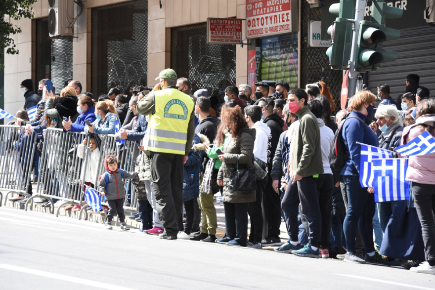 200 χρόνια από την Ελληνική Επανάσταση: Πολίτες συγκεντρώθηκαν στο κέντρο της Αθήνας για να δουν την παρέλαση 