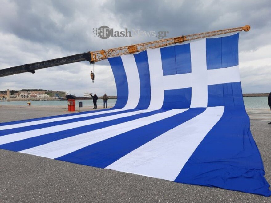 200 χρόνια από την Επανάσταση του 1821: Σήκωσαν με γερανό τεράστια ελληνική σημαία στο Ρέθυμνο