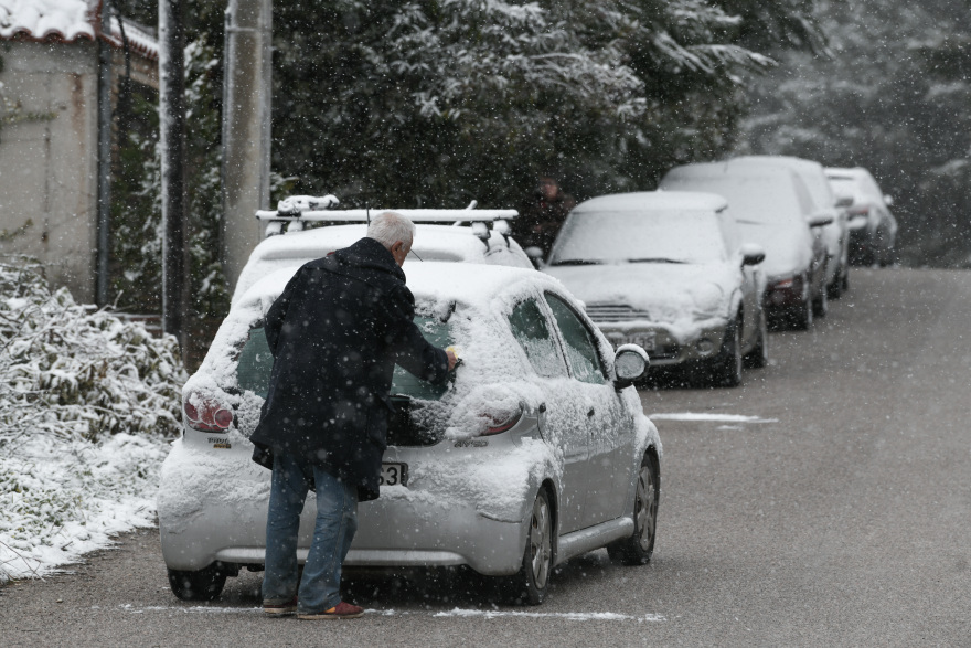 Καιρός: Χιόνι στα βόρεια προάστια της Αθήνας μετά την παρέλαση