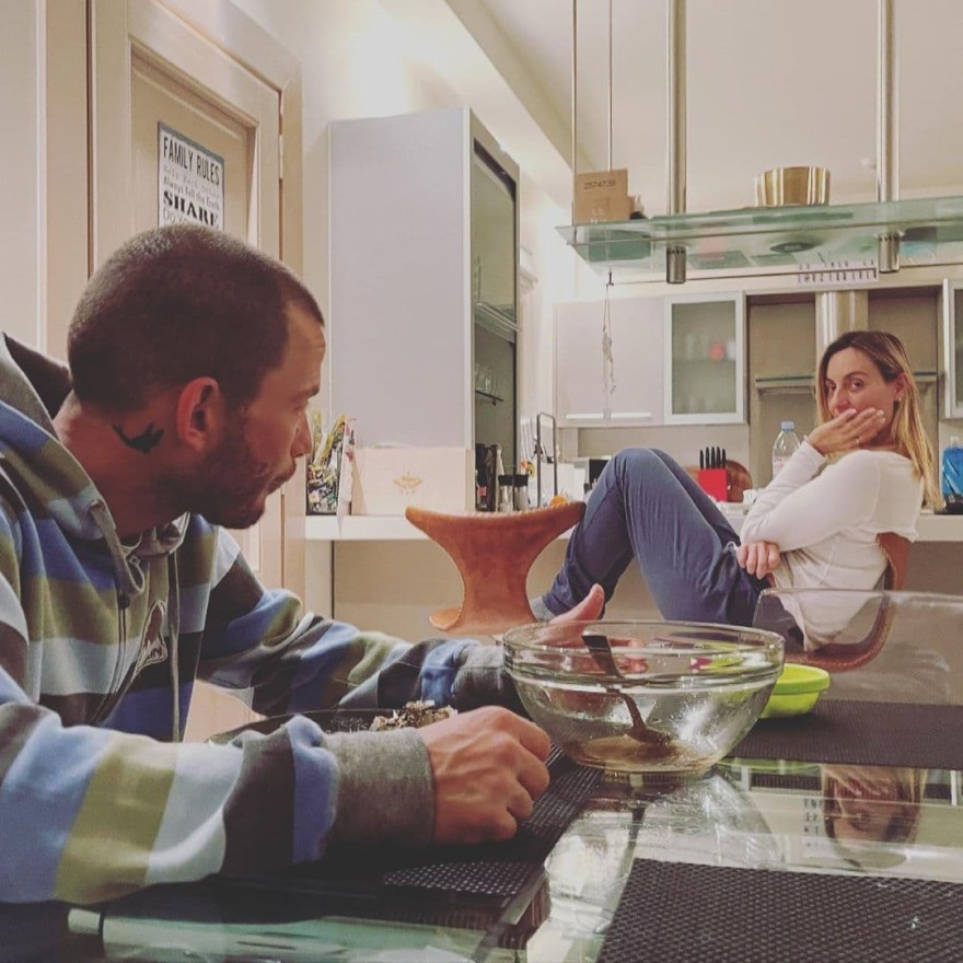 Ελεονώρα Μελέτη - Θοδωρής Μαροσούλης: Η μικρή Αλεξάνδρα, τους φωτογραφίζει μέσα στο σπίτι τους