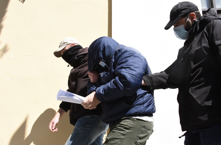 Ριφιφί στο Ψυχικό: Στον ανακριτή ο Βασίλης Γκουρούσης - Στο πλευρό του η Τέτα Καμπουρέλη