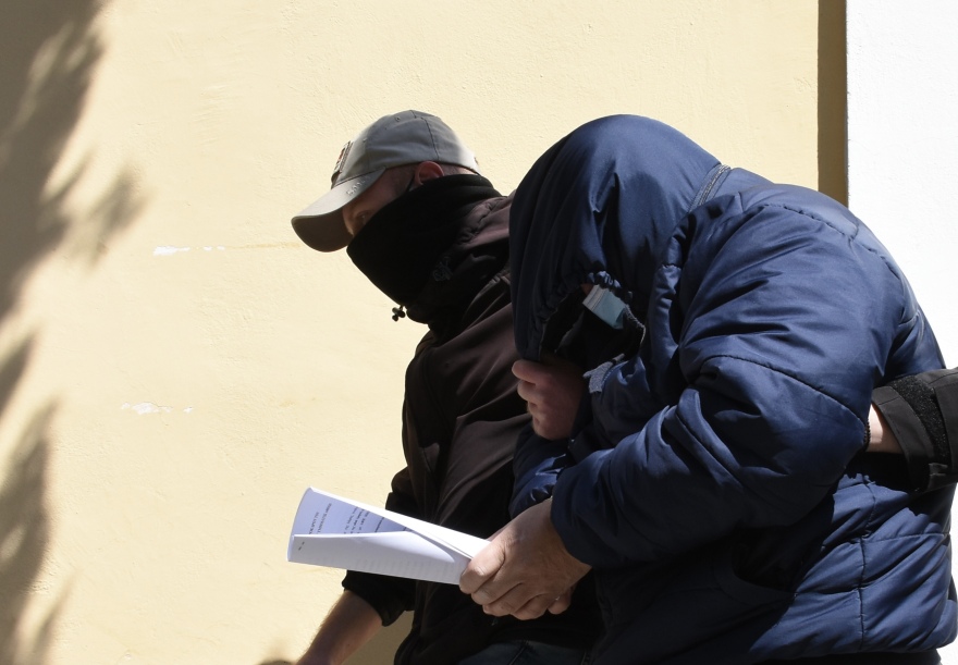 Ριφιφί στο Ψυχικό: Στον ανακριτή ο Βασίλης Γκουρούσης - Στο πλευρό του η Τέτα Καμπουρέλη